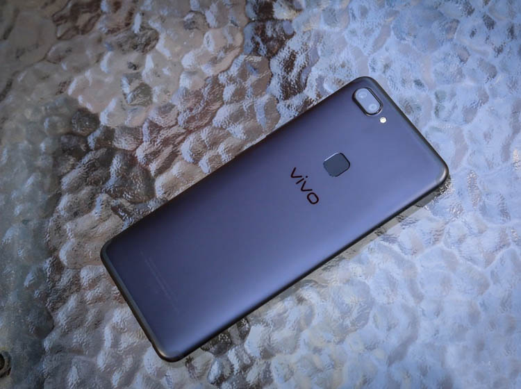 此外,vivo X20继承了穹顶式U型天线的设计方案,宽度仅仅只有1.8mm,不会对背面造成割裂感。机身整体十分轻薄,并且背部采用手感更好的3D弧度金属设计,配合上细腻的喷砂工艺处理,手感正如发布会上所说的,好得就像遇到了此生挚爱那般。 拍照硬件堪称顶级 拍照硬件上,vivo X20采用了2x1200万像素前置摄像头,在前置上还加入了Face Wake面部识别这项新的生物识别技术,用户只需要抬起手机对着面部就能瞬间解锁,这项技术跟iPhone X的Face ID有得一拼。 后置摄像头为2x1200万像素