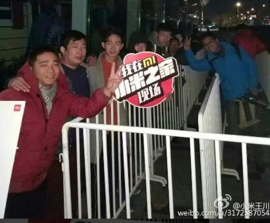 小米MIX也需要排队买?米粉排队席地而坐2.jpg