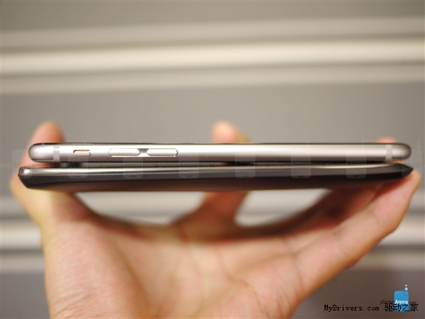 �ܷ�һս��Ħ��DROID Turbo�Ծ�iPhone 6