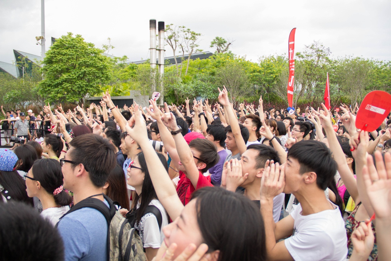5月,注定是个躁动的月份。这边华为、vivo、小米、锤子等厂商不亦乐乎的忙着发布新的旗舰产品的同时,音乐圈也开始躁动起来了。5月16日-18日,国内久负盛名的音乐大趴“草莓音乐节”首次登陆深圳龙岗大运中心,成为广东一大盛事。而就在前不久刚发布的一加手机(OnePlus),也再次以“不将就”的姿态亮相草莓音乐节现场,博得现场一大波观众的围观。 [!