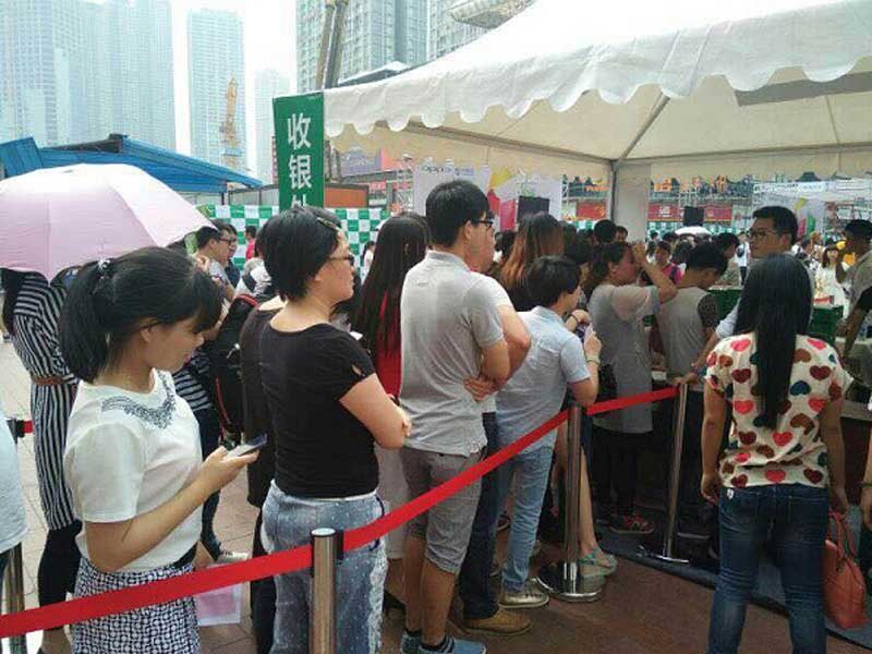 图4:现在排队购买OPPO R7的消费者.jpg