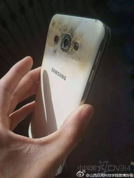 三星手机在校园爆炸 学生竟然集体围观?_中国