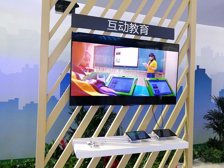 华为手机平板等PT展引围观 华为终端亮相2018通信展:手机平板引围观