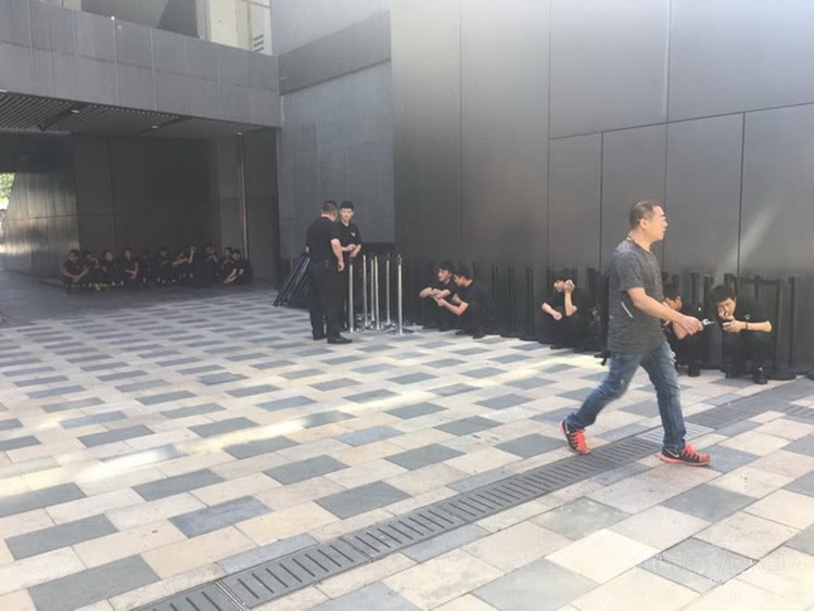 首发遇冷,黄牛哭晕 首发遇冷,黄牛哭晕