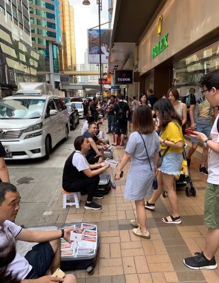 首发遇冷,黄牛哭晕 首发遇冷,黄牛哭晕