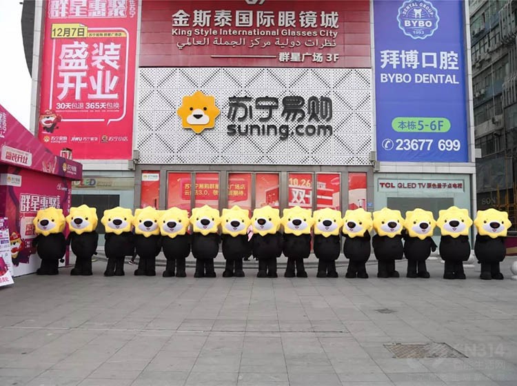 苏宁广场舞 “萌狮群”过街回头率爆表 网友都想求抱抱