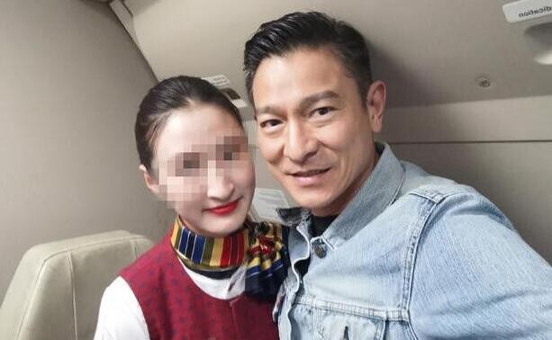 华仔与空姐用安卓旗舰自拍 苹果没机会了？