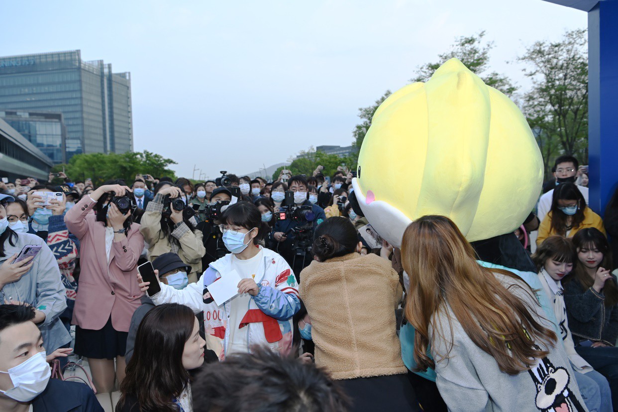 欧乐-B代言人刘诗诗空降苏宁总部助力418 欧乐-B代言人刘诗诗空降苏宁总部助力418