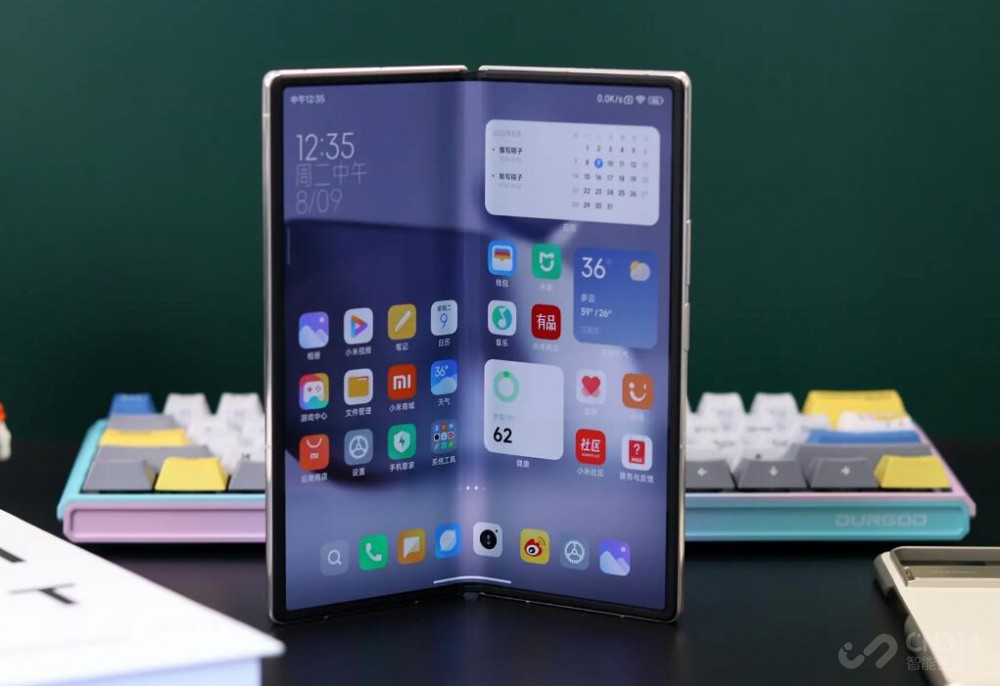 业内就曝光还将有oppo,vivo,华为的至少3款折叠屏新品,甚至魅族都进来