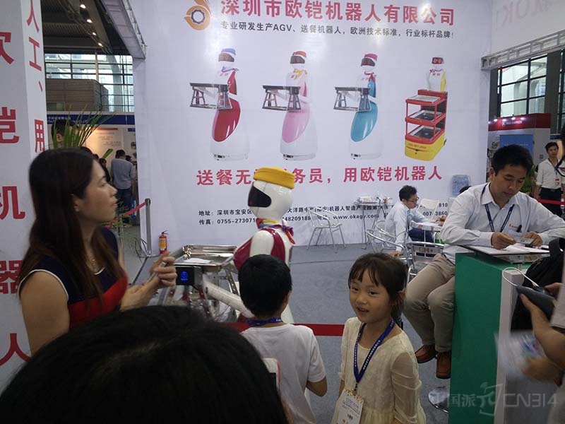 可以送餐的美女机器人引关注1.jpg