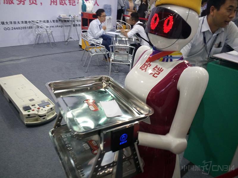 可以送餐的美女机器人引关注4.jpg