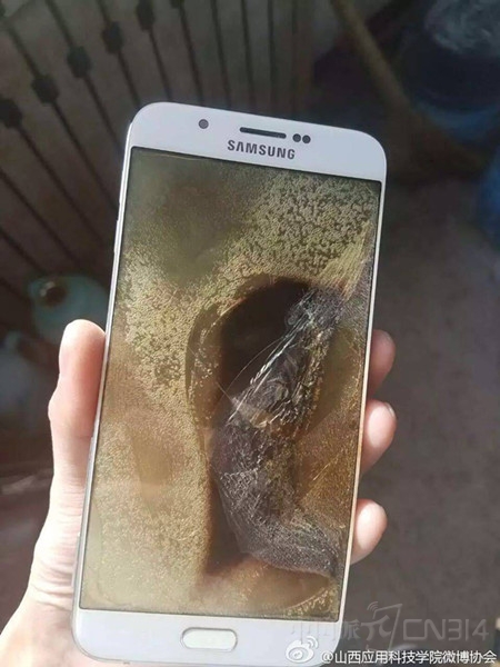 三星手机在校园爆炸 学生竟然集体围观?_中国
