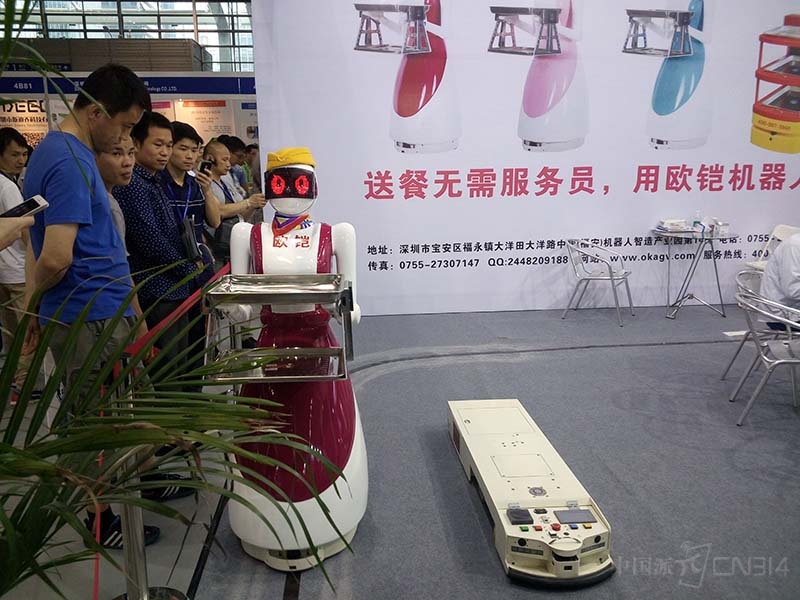可以送餐的美女机器人引关注2.jpg