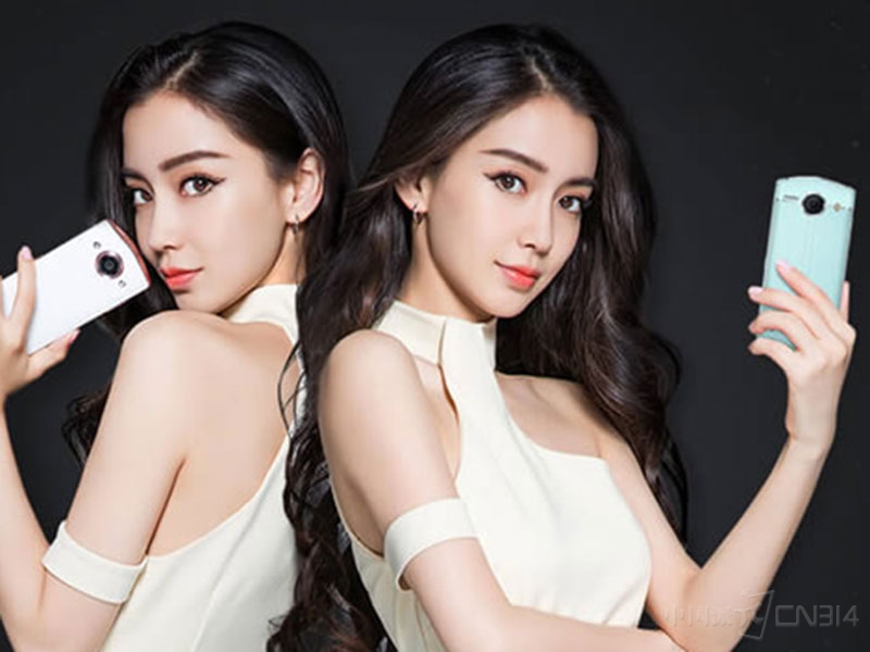对于代言美图手机,很多网友其实一早就从女神的微博看出端倪,因为女神