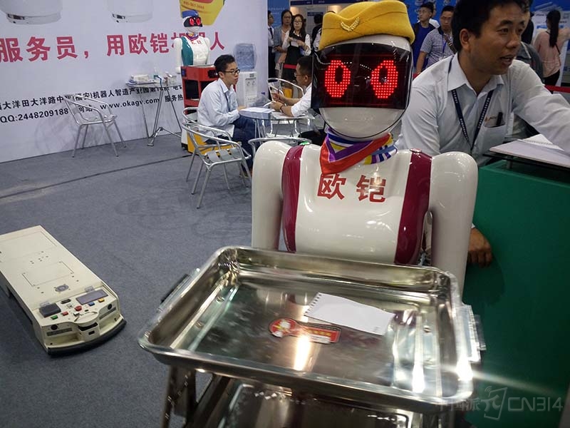 可以送餐的美女机器人引关注3.jpg