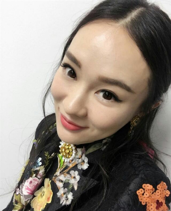 霍思燕微博晒自拍 竟用乐视超级手机2代