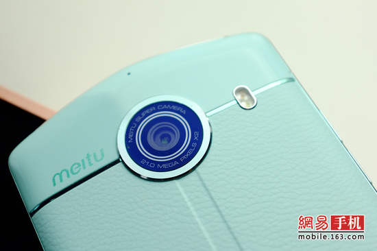 美图V4手机发布:售3499元/提升自拍性能